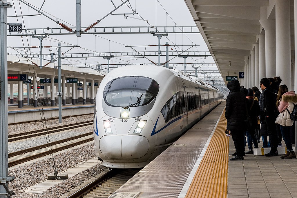 由瀋陽站始發開往大連北站的D7750次列車駛入莊河北站