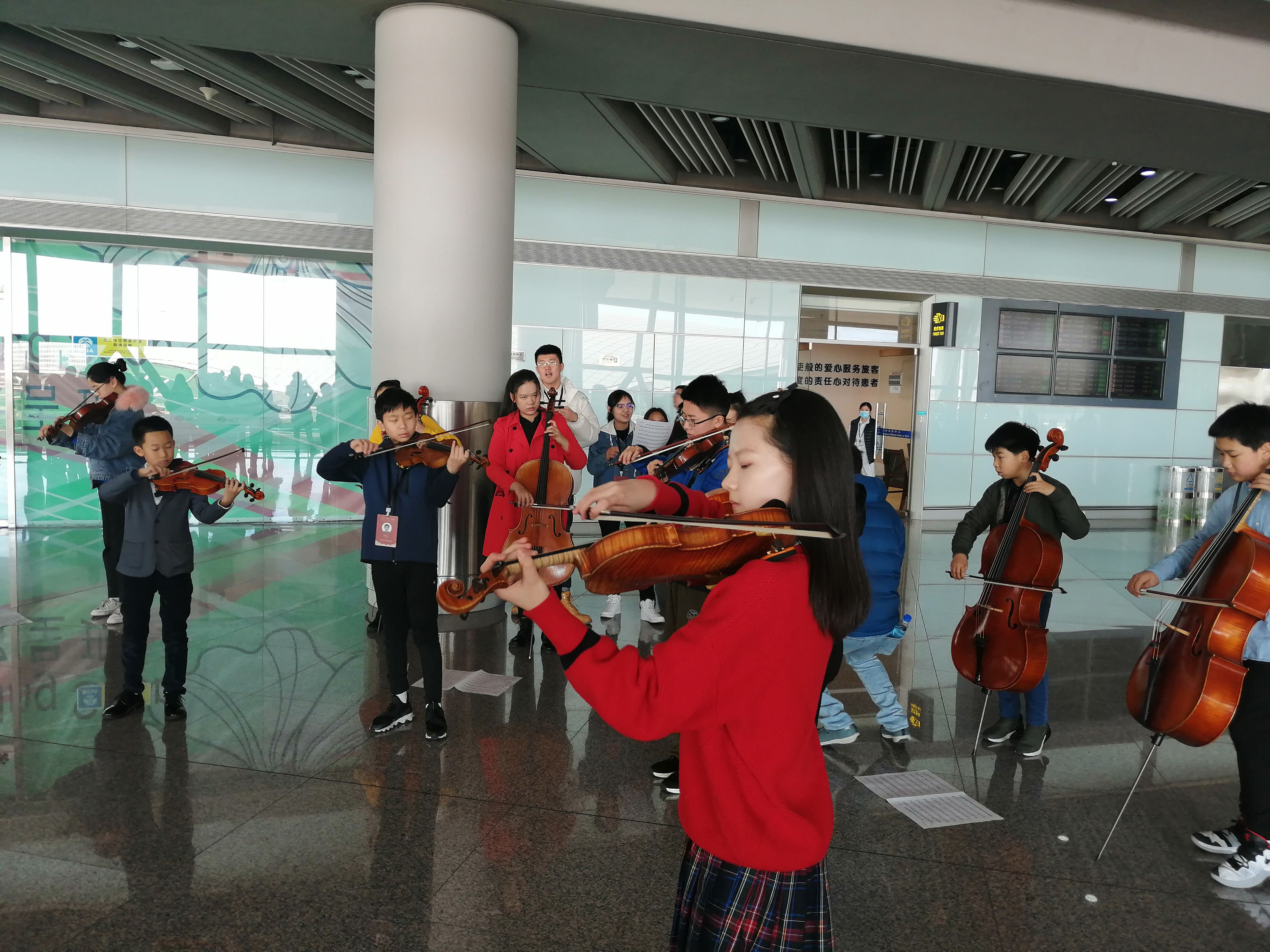 中國愛樂-青少年交響樂團參加央視機場快閃