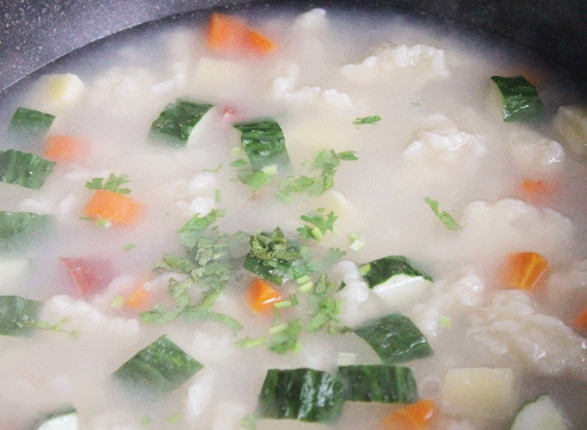 蔬菜火腿疙瘩湯