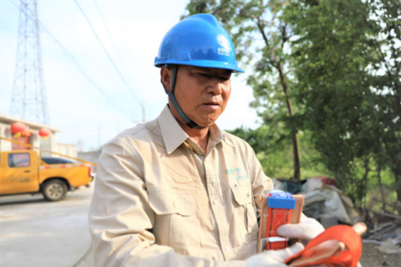 丁漢成(國網新沂市供電公司邵店供電所運維工) 丁漢成(國網新沂市供電公司邵店供電所運維工)