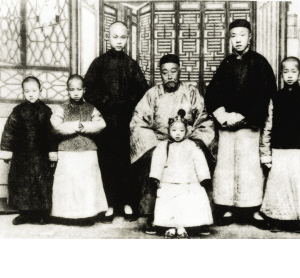 陳方恪(左一)與祖父陳寶箴等在南昌合影