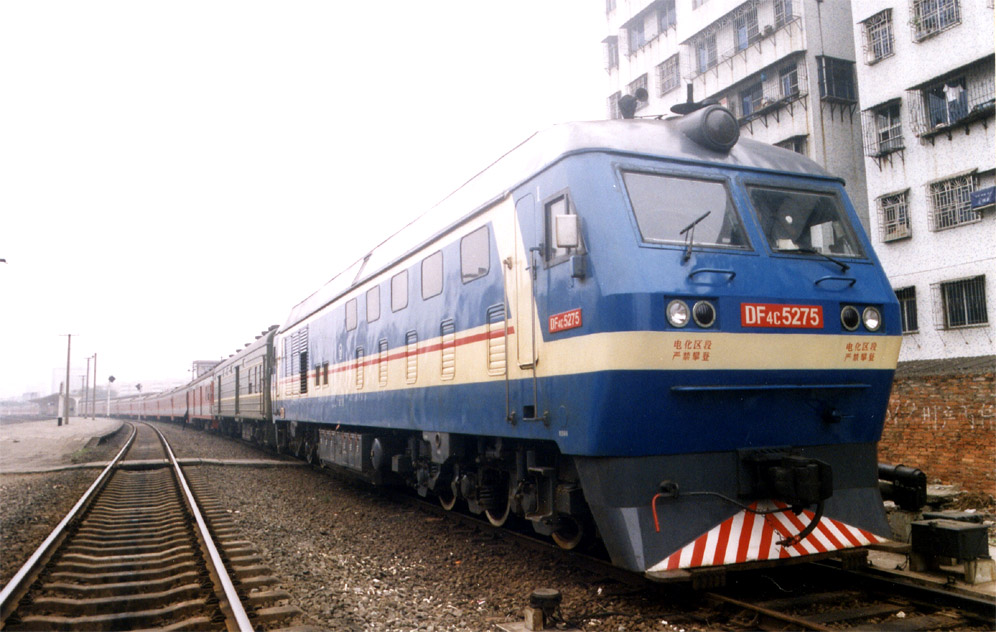 東風4CK型5275號機車牽引旅客列車在三水站
