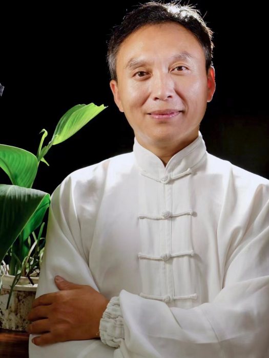 覃剛(中國當代古琴斫琴師) 覃剛(中國當代古琴斫琴師)