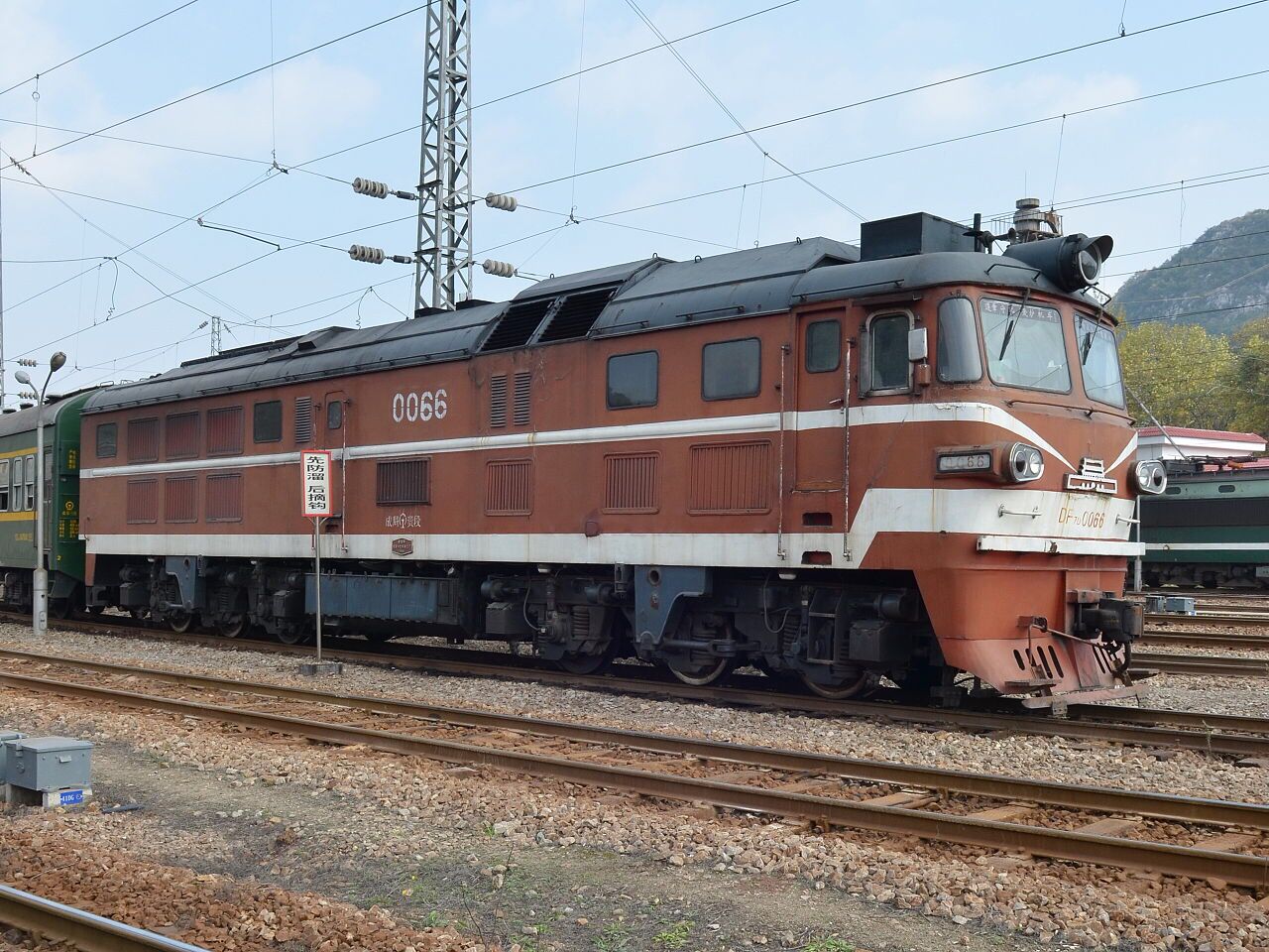東風7D型0066號機車擔當牽引通勤列車
