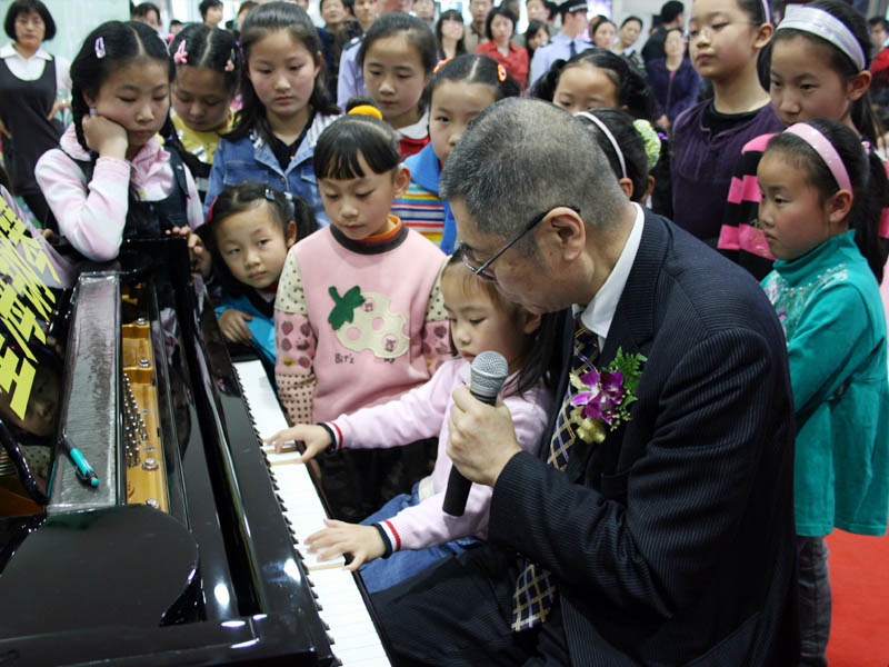 劉詩昆先生輔導孩子演奏鋼琴