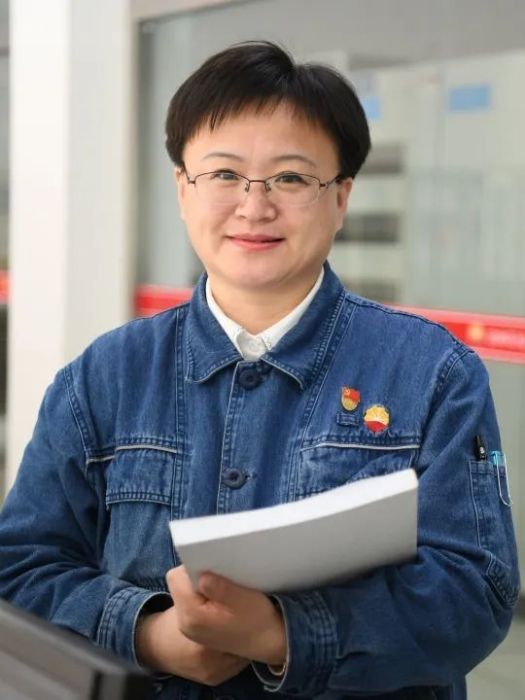 李艷(中共二十大代表,吉林石化煉油廠加氫一車間操作女工) 李艷(中共二十大代表,吉林石化煉油廠加氫一車間操作女工)