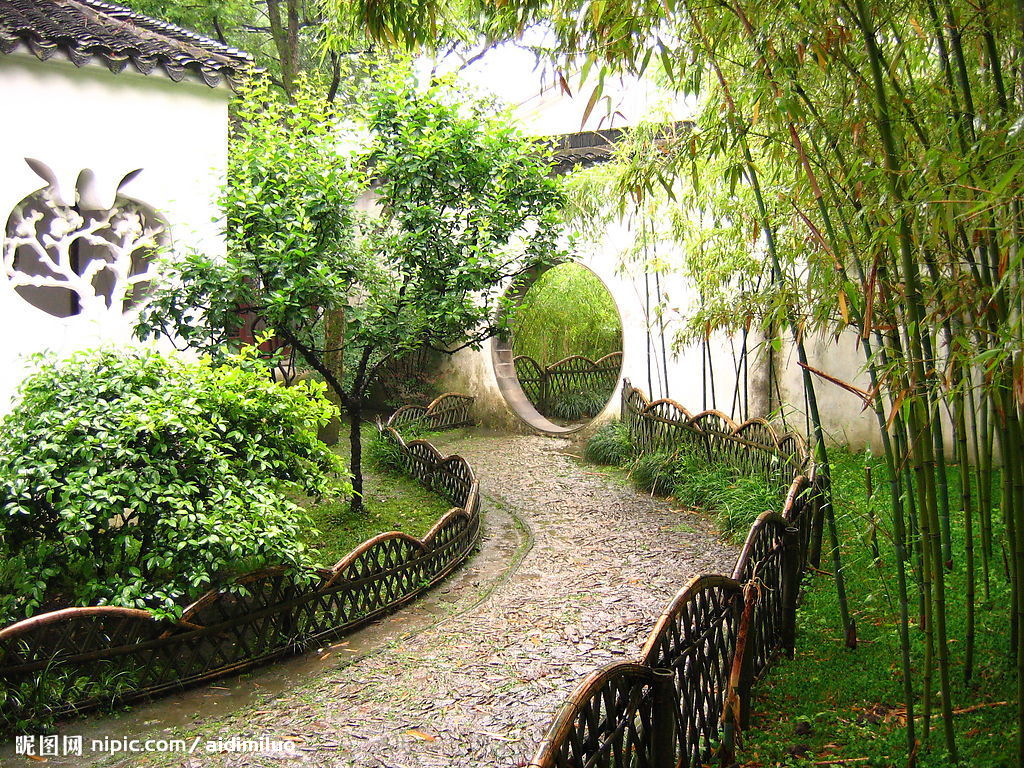 庭園(建築物前後左右或被建築物包圍的場地)