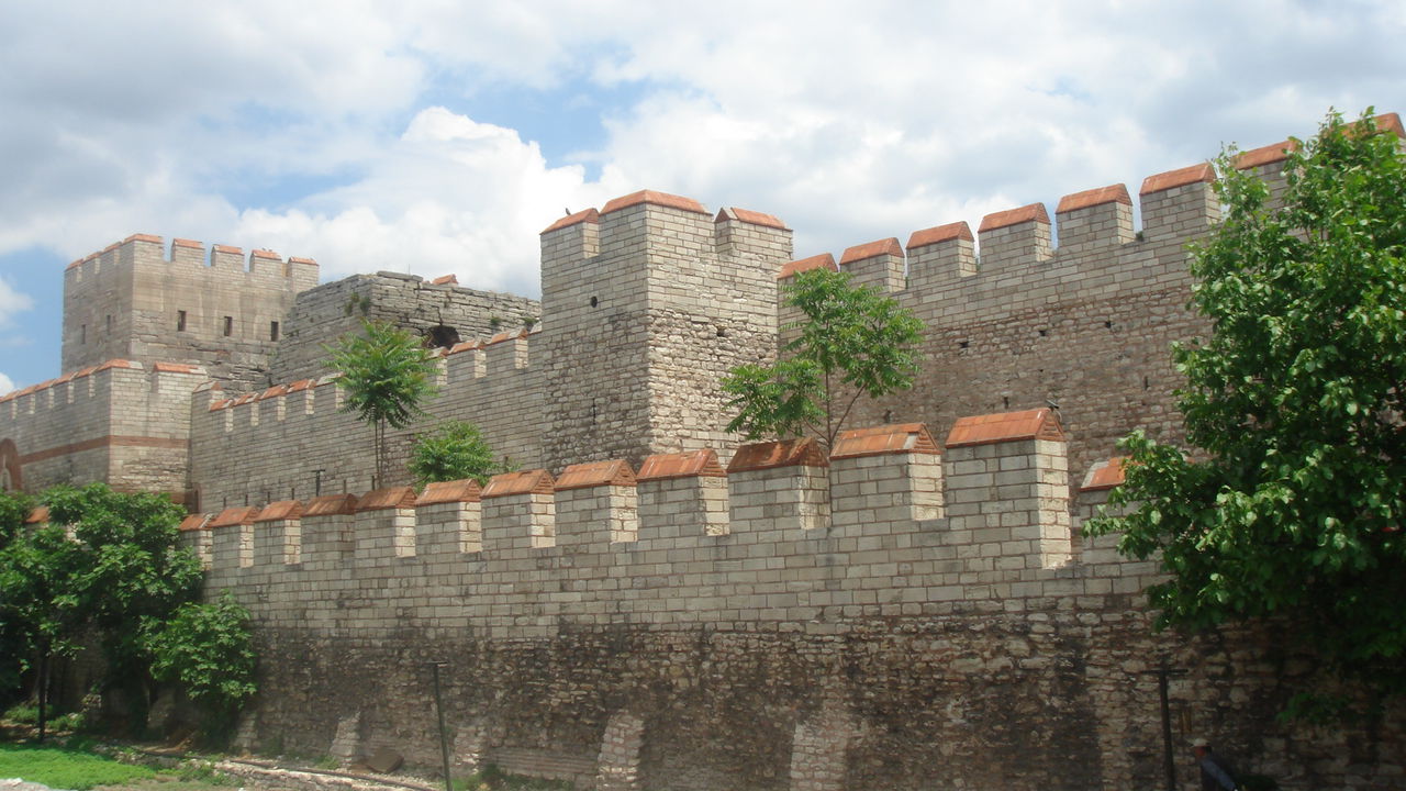 狄奧多西城牆塞律姆布里亞城門處的復原部分