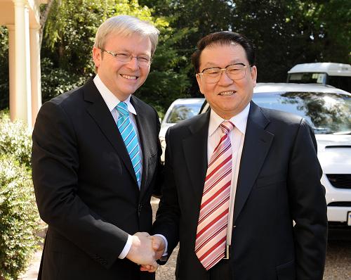 李長春同澳大利亞前總理陸克文握手