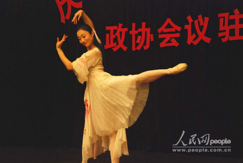 青年舞蹈家山翀表演獨舞《春》