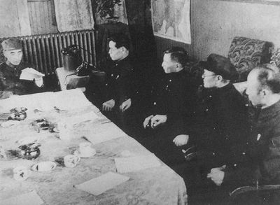 1948年中共中央東北局召開會議，右一呂正操