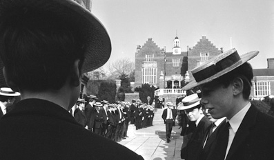 1971年2月，身著校服和草帽聚集在校園