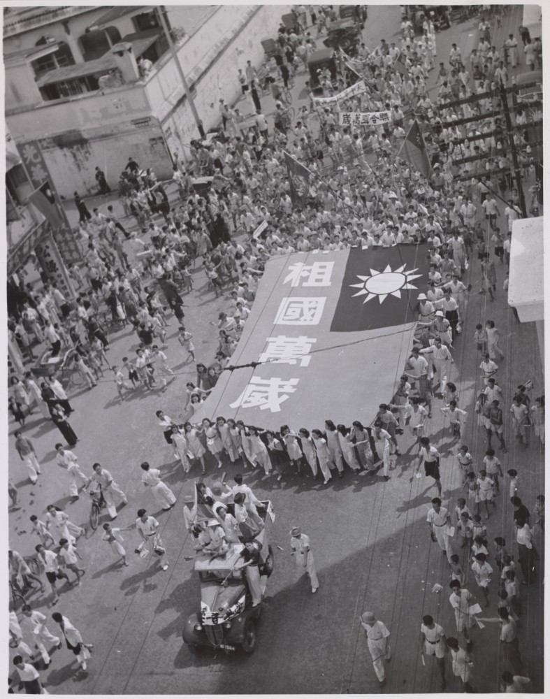 新加坡華人擎中華民國國旗來慶祝勝利。