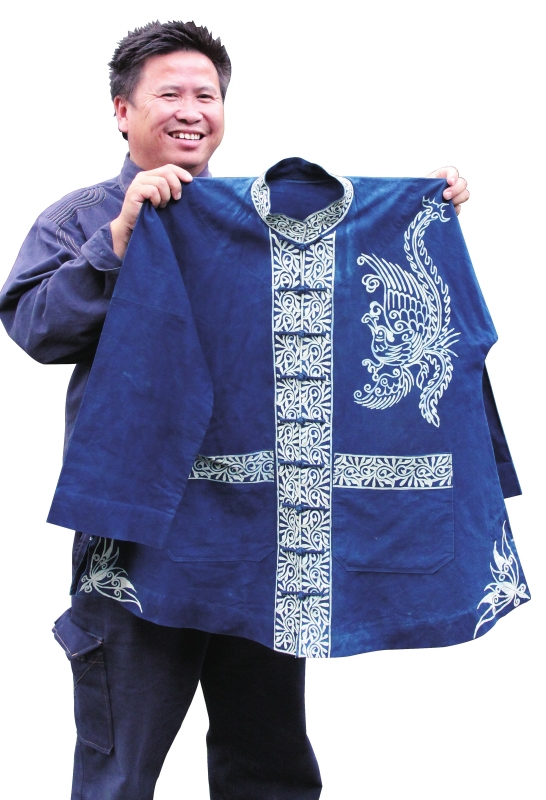 岑玉勇展示他的作品——楓香染民族飾衣