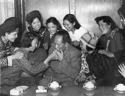 1957年徐建春為毛主席點菸照片