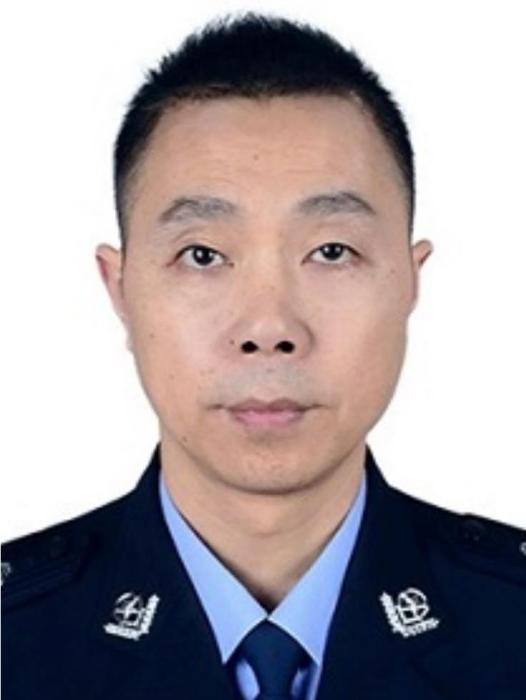 李海明(四川省華鎣市公安局黨委委員、常務副局長) 李海明(四川省華鎣市公安局黨委委員、常務副局長)