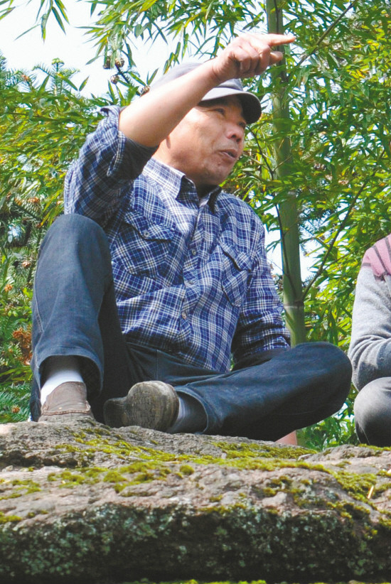 朱作鑫爬上石頭，講起小時候的事。