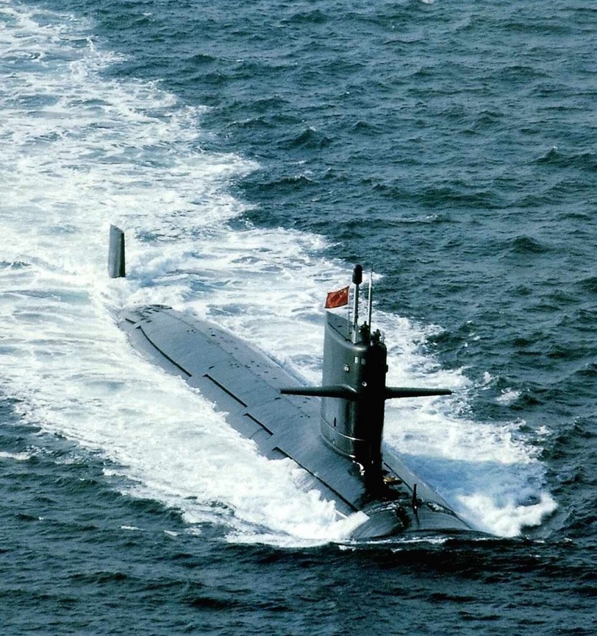 093型攻擊核潛艇航行中