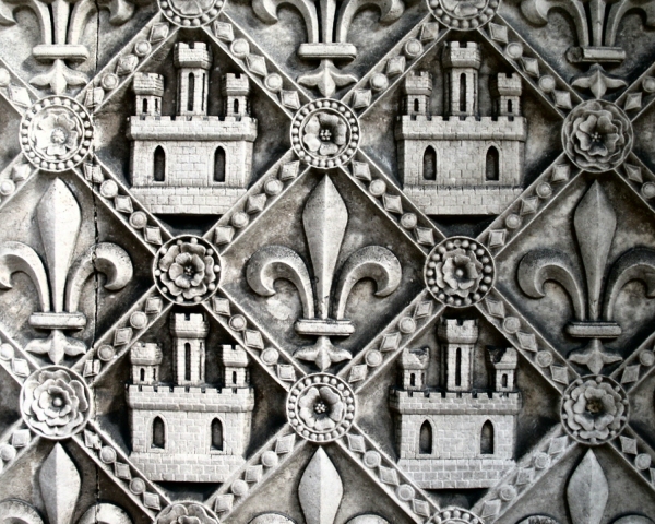 法國哥特建築上的鳶尾花紋章