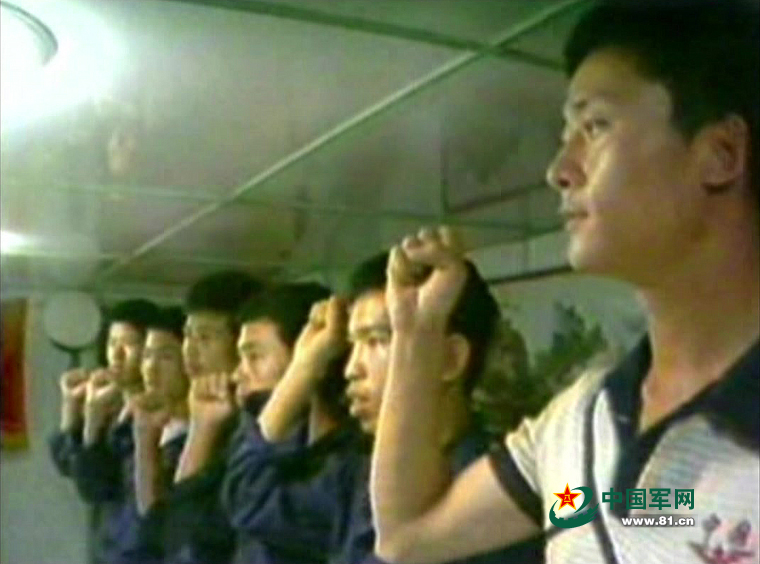 海戰前，楊志亮與戰友們一起宣誓