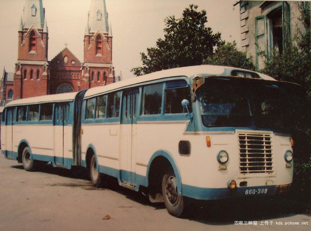 古老的鉸接公車