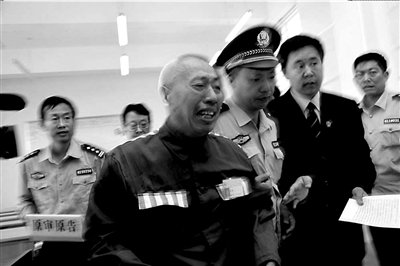 審判長宣布無罪釋放後，趙作海失聲痛哭