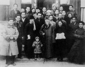 　1948年畫家（後排左三）與徐悲鴻、齊白石