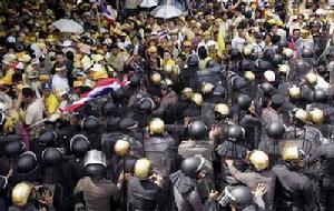 泰國數萬示威者包圍總理府