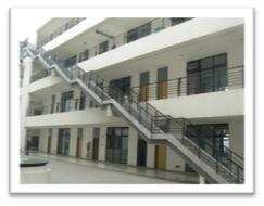 圖2.蘇州高博軟體技術學院教學樓一處樓梯