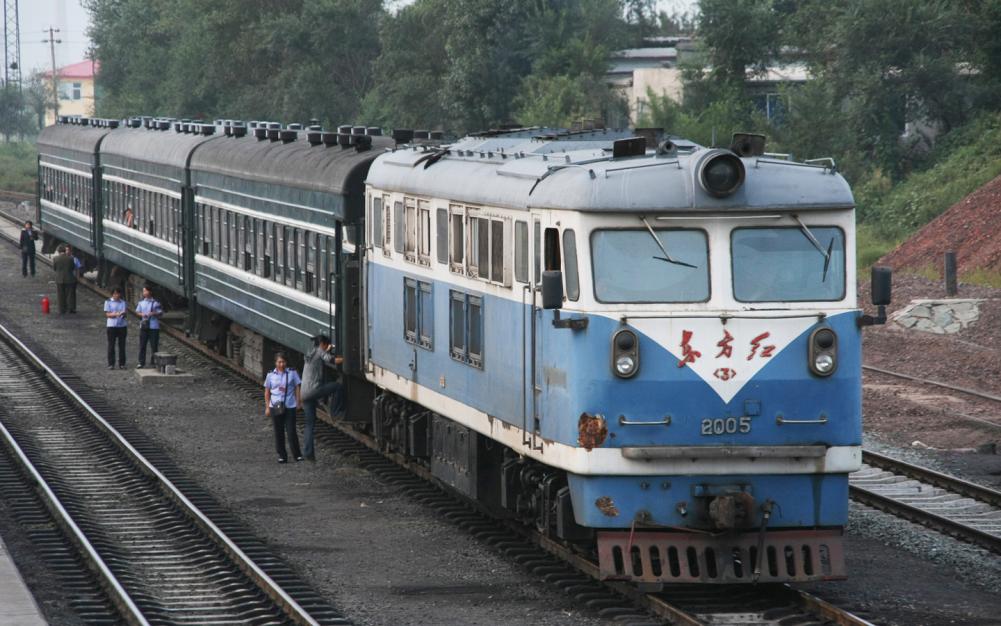 配屬鐵煤集團的東方紅3型2005號機車牽引通勤列車