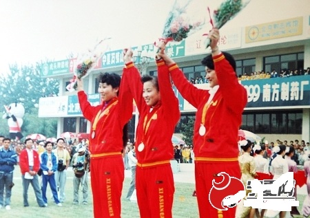 祁春霞（左一）