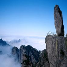 遠離鬧市挺立的石山