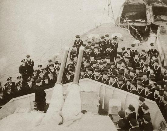 中國海軍官兵在英國受訓時，站在“靈甫”艦艦艏