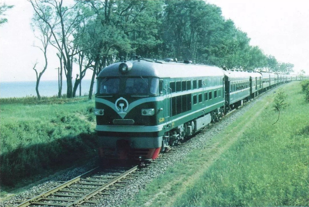 東風4型0001號機車牽引旅客列車進行試驗
