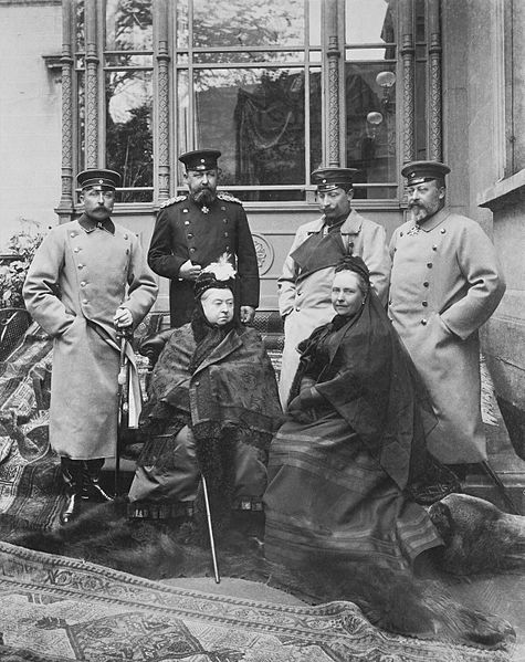 後排左起亞瑟,阿爾弗雷德,威廉,愛德華,前排女王和長公主，1894