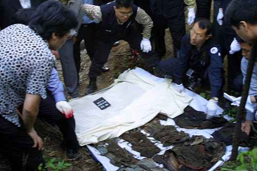警方在發掘青蛙少年遺體