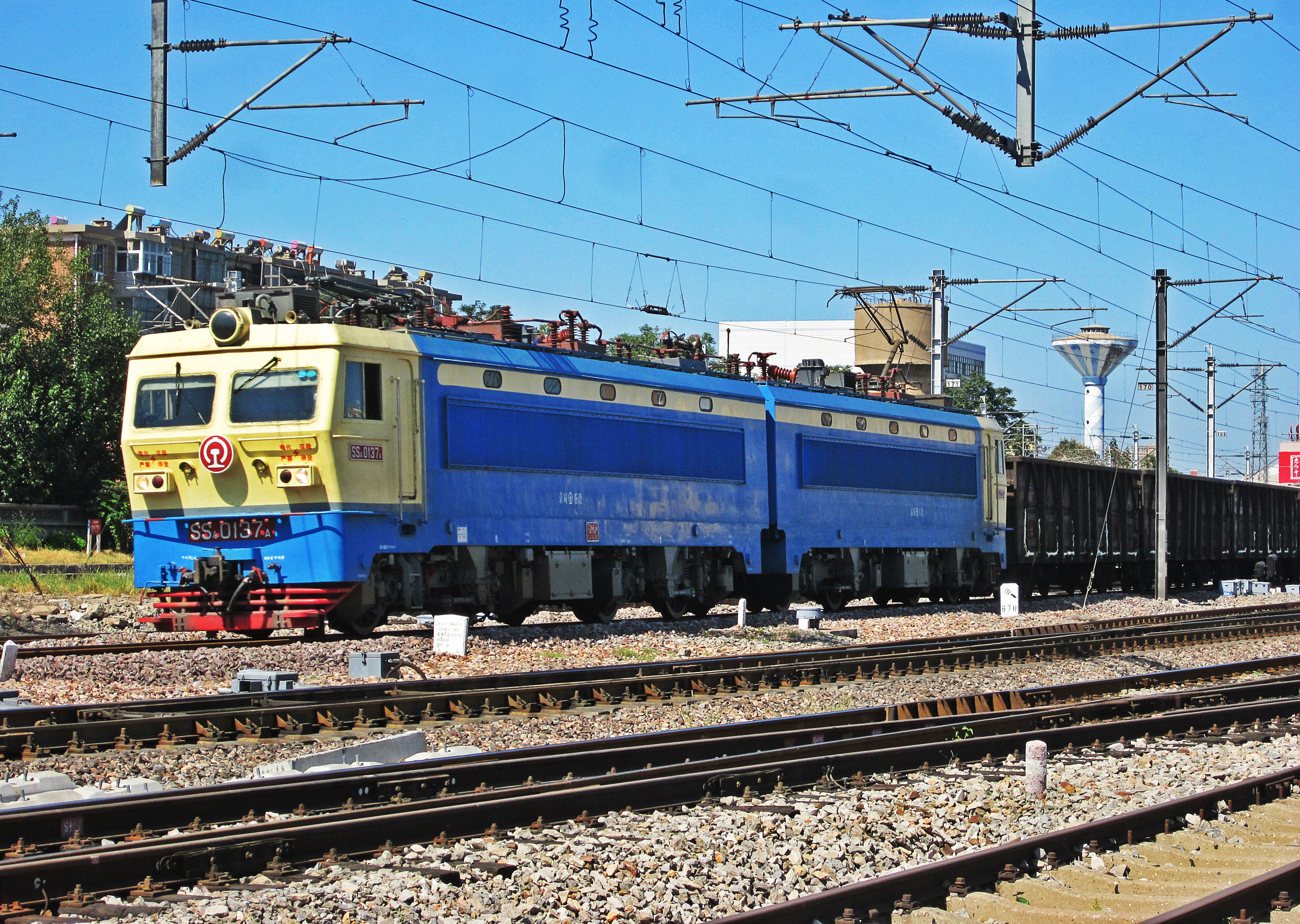 已更換塗裝的京局石段SS40137號機車牽引貨列通過衡水站