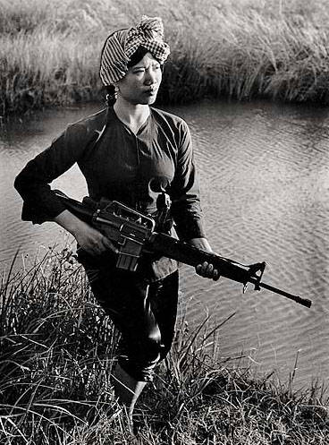 手持M16A1的越共女兵