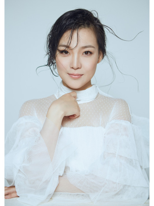 曹雪(中國內地女歌唱演員,中國歌劇舞劇院國家二級演員,2012年星光大道年度季軍) 曹雪(中國內地女歌唱演員,中國歌劇舞劇院國家二級演員,2012年星光大道年度季軍)