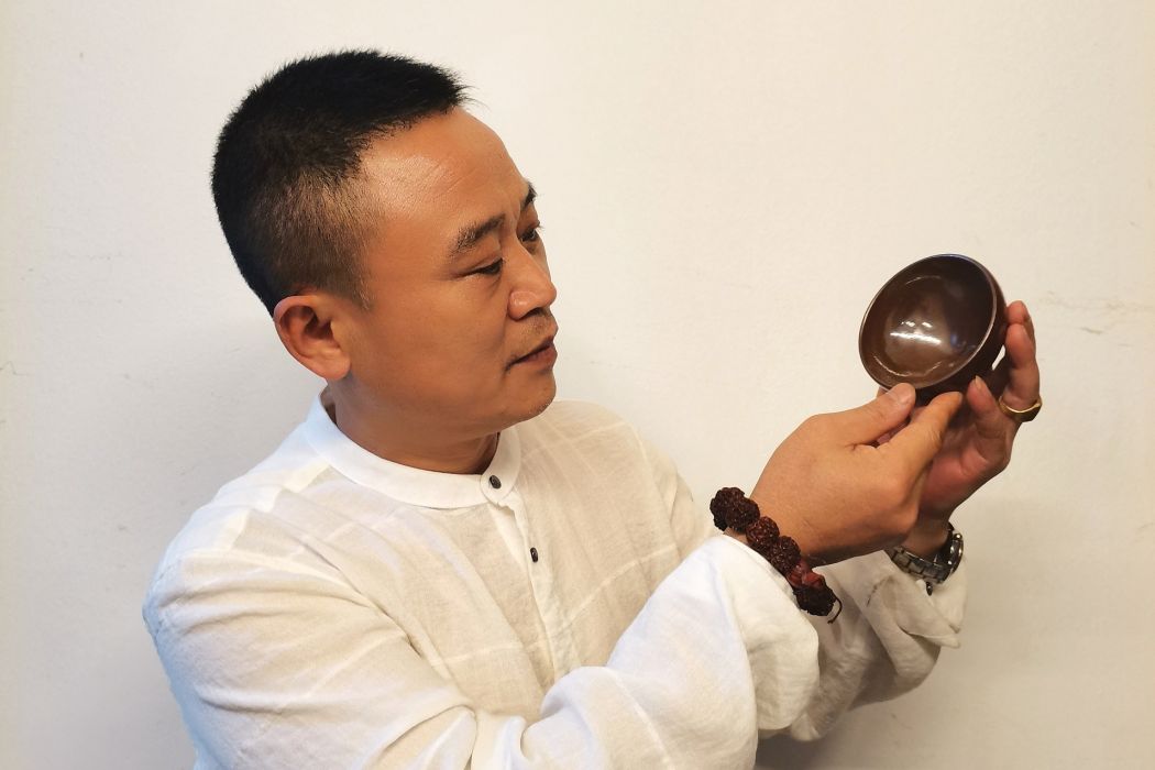 張小興(非物質文化遺產建安盞燒制技藝代表性傳承人) 張小興(非物質文化遺產建安盞燒制技藝代表性傳承人)