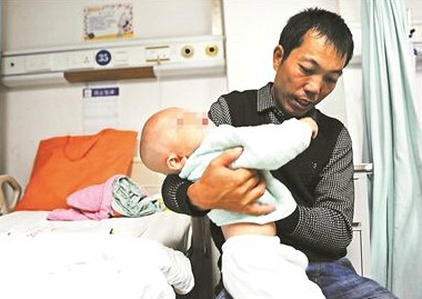 “奇蹟寶寶”的叔叔帶著他來京治病