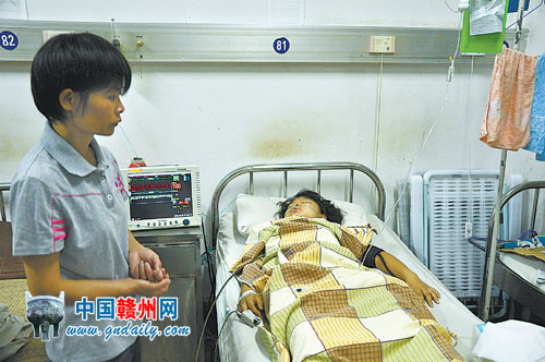 傷者李穎在贛州市人民醫院接受治療