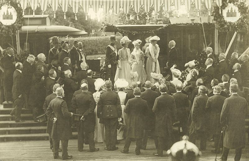 王子夫婦及其他賓客在隆德南火車站受到歡迎，1905年5月