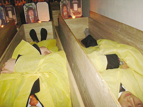 模擬葬禮:在棺材中體驗死亡