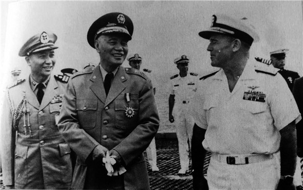 汪希苓（左一）陪同蔣介石參觀美國航母