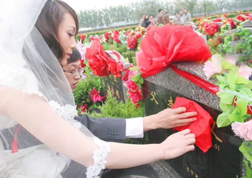 婚禮前，新郎李凱帶新娘姚園園前去看望父親