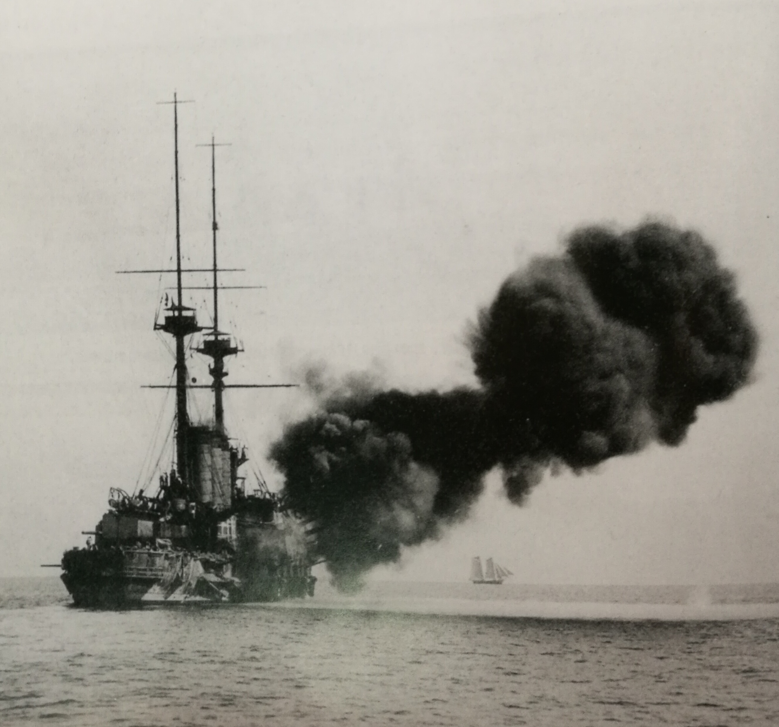 1909年10月12日在廣島灣進行火炮試驗的伊吹號裝甲巡洋艦