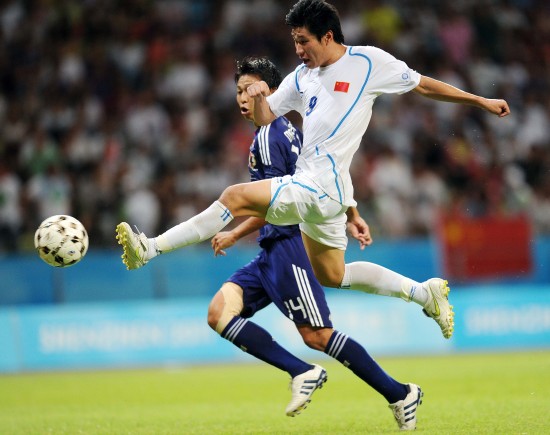 郭園同(右)在大運會比賽中和日本隊球員拼搶。