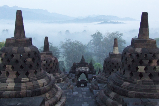 黎明時的婆羅浮屠遺址，爪哇，印度尼西亞。