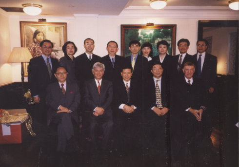 與香港公司管理團隊 前左2為聯交所主席